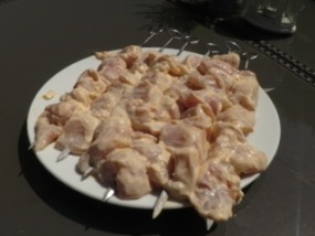 Schaschlikspieße mariniert und eingelegt - Schaschlik grillen auf dem Mangal Schaschlik Grill Schaschlikspieße mit mariniertem Schaschlikfleisch für Mangal