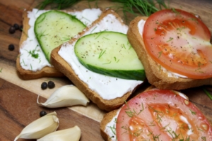 Schaschlikbeilage mit frischen Tomaten Grillbeilage Knoblauch Zwieback mit frischen Tomaten