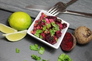 Schaschlik und russische Vinegret Salat mit roter Bete