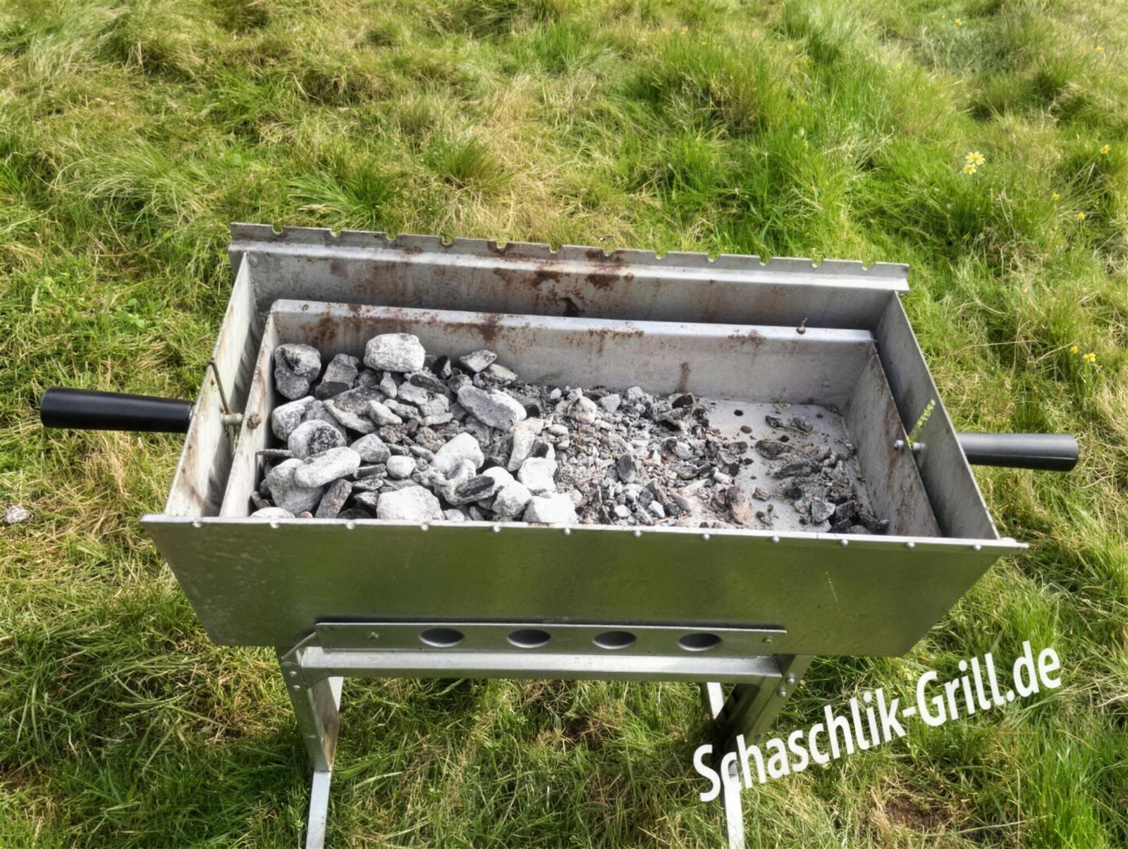 Thüros Baikal Mangal Schaschlikgrill aus Edelstahl im Garten – mein Testsieger